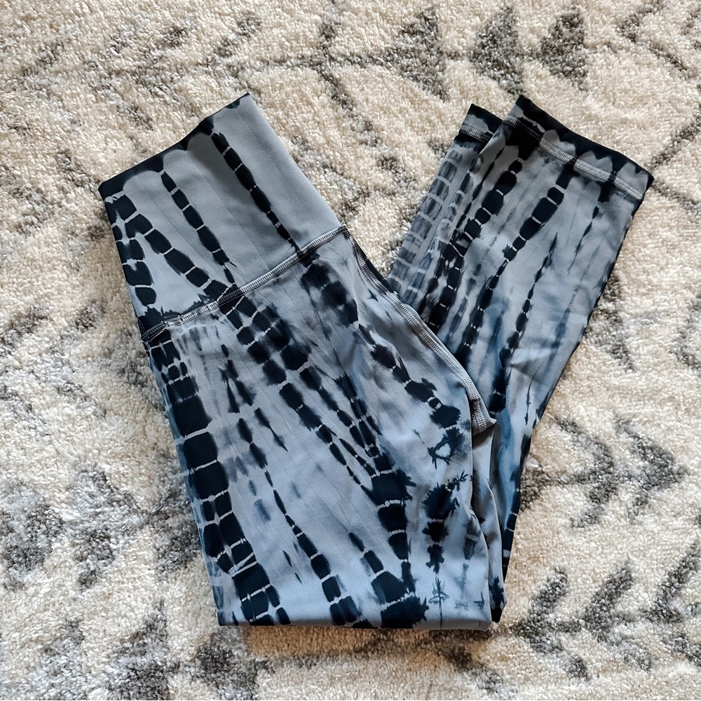 Lululemon Calf Length Gray/Black Tie Dye High Waisted Leggings Size 4